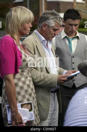 Sally, Colin und Jamie Knox Familie des ermordeten Harry Potter Schauspieler, nahm Rob Knox die Beerdigung findet heute in St. Johns Stockfoto