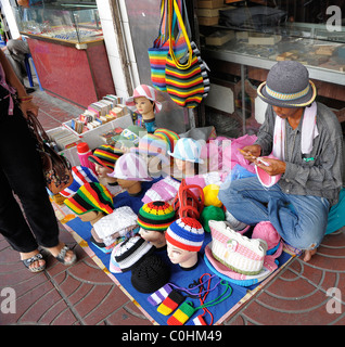Bettler stricken und Verkauf Multi farbige Hüte, Chinatown, Bangkok, thailand Stockfoto