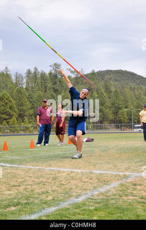 Teenager High-School-Mädchen-Sportler beteiligt sich an den Speer werfen sportlich Leichtathletik-Wettbewerb, in Ruidoso, New Mexico. Stockfoto