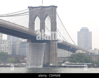 Brooklyn Brücke Wasserfall Launch von "The New York City Waterfalls" von Olafur Eliasson im Auftrag der öffentlichen Kunst-Fonds neue Stockfoto