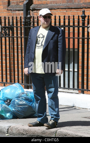 Matt Lucas scheint verloren und tief in Gedanken, wie er an der Ecke der Marylebone High Street steht für 10 Minuten allein vor Stockfoto