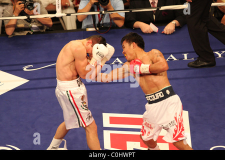 Manny Pacquiao (r) schlug David Diaz (l) durch technischen KO in der neunten Runde für den WBC-Titel leicht im Mandalay Bay Stockfoto