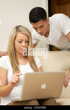 paar auf der Suche an einem Laptop Macbook computer Stockfoto