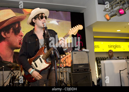 Carl Barat von Dirty Pretty Things Durchführung einen Instore-Gig bei HMV auf Oxford Street London, England - 30.06.08 Stockfoto