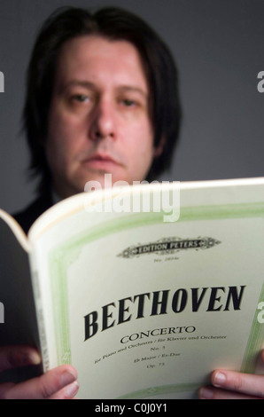Pianist lesen Noten von der deutsche Komponist und Pianist Ludwig van Beethoven. Stockfoto