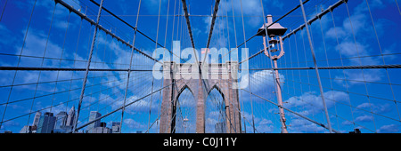 Blick von der Brooklyn Bridge in New York City vom Fußgängerweg mit niedrigeren Manhattan Skyline hinter. Stockfoto