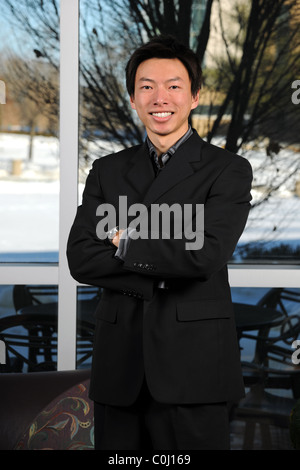 Porträt der jungen asiatischen Geschäftsmann im Innenbereich Stockfoto