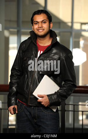 Porträt von indischer Student lächelnd im universitären Umfeld Stockfoto