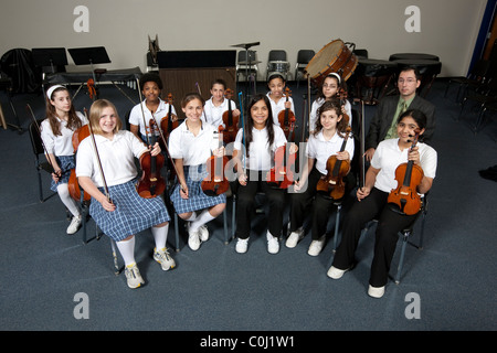 Mittelschule Mädchen posieren mit ihren Geigen im Musikunterricht an der Ann Richards Schule für junge Frauen in Führungspositionen in Austin Stockfoto