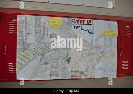 Student machte Plakat für Mittelschule 7. Klasse Wissenschaft Klasse zum Klimawandel ist über Schließfächer in den Flur der Schule geschrieben. Stockfoto