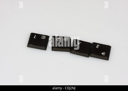Wort "Liebe" gemacht von Tastaturtasten auf weißem Hintergrund Stockfoto