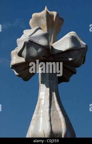 Nahaufnahme des Turms mit typischen Gaudí vier Niederlassungen Kreuz, dem Dach der Casa Batlló, Barcelona, Spanien Stockfoto