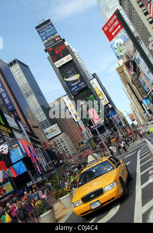 NEW YORK - 28 AUGUST: Gelbes Taxi Cabs Rush Touristen um Times Square am 28. August 2009 in New York City, New York. Stockfoto