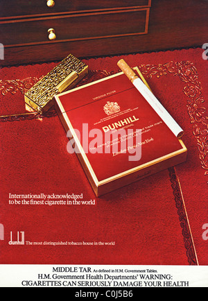 Ganzseitige Anzeige in 1970er Jahren englischen Männermagazin für DUNHILL Filter gekippt, Zigaretten Stockfoto