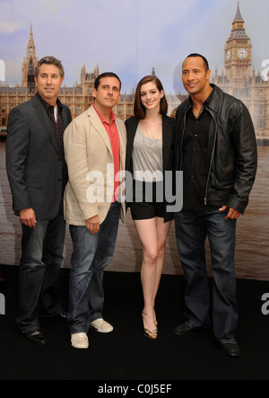 Peter Segal, Steve Carell, Anne Hathaway und Dwayne Johnson bei einem Fototermin für Get Smart an Claridges London, England - 10.07.08 Stockfoto