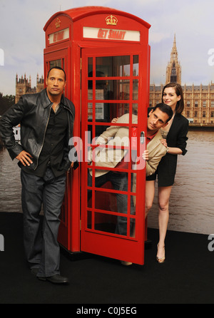 Steve Carell, Anne Hathaway und Dwayne Johnson bei einem Fototermin für Get Smart in London, England-10.07.08 Claridges Stockfoto