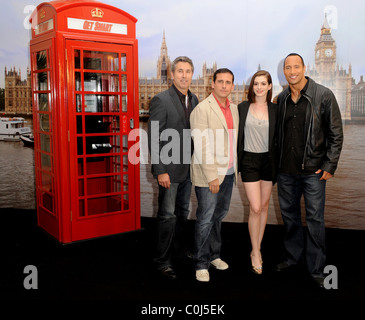 Peter Segal, Steve Carell, Anne Hathaway und Dwayne Johnson bei einem Fototermin für Get Smart an Claridges London, England - 10.07.08 Stockfoto