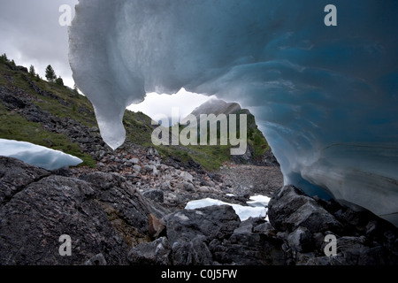 Fantastische blaue wellenförmige Eis Form (Gletscher) gegen ein Tal im Sajan-Gebirge. Wilde Natur in Sibirien. Republik Burjatien. Russland. Stockfoto