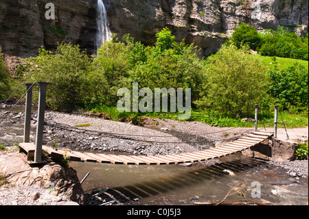 Holzbrücke über Gebirgsfluss in Sixt Fer hängen ein Cheval nationale reserve, Frankreich Stockfoto