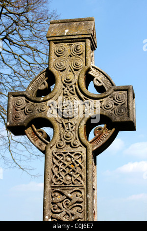 Geschnitzten Stein Keltisches Kreuz Grabstein im Friedhof der St.-Petri Kirche, Knossington, Leicestershire, England, UK Stockfoto