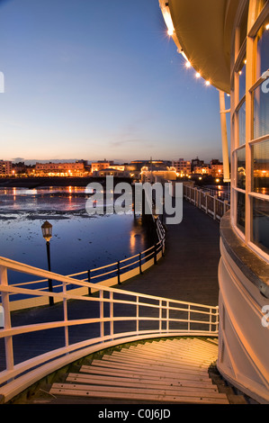 Lebendige farbenprächtigen Sonnenuntergang über Worthing Pier an Englands Südküste Stockfoto