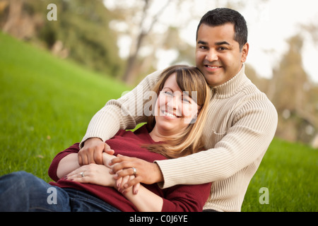 Attraktive Mischlinge paar Portrait im Park. Stockfoto