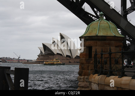 Blick auf Sydney Opera House unter den Hafen Brücke Süd Pylon an Dawes Point Stockfoto