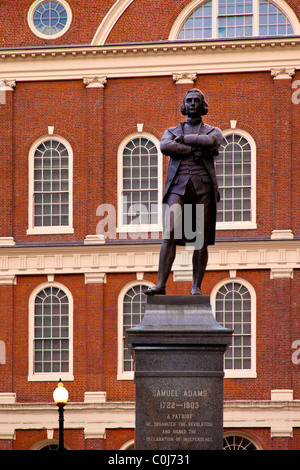 Statue von Samuel Adams, eine der stärksten Stimmen für die amerikanische Revolution vor Faneuil Hall, Boston, Massachusetts Stockfoto