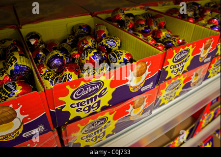 Cadbury Creme Eiern zum Verkauf Stockfoto