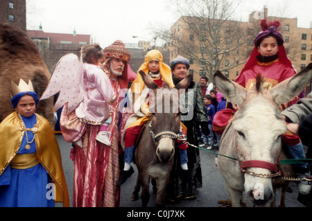 Drei Könige Prozession am Dreikönigstag in New York City in Spanish Harlem am 6. Januar 1990. (© Frances m. Roberts) Stockfoto