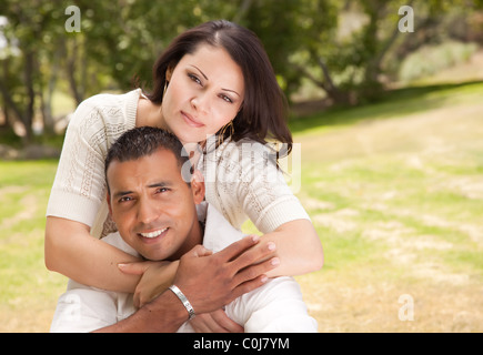 Liebevolle hispanische paar Portrait im Park. Stockfoto
