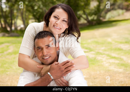 Hispanische Brautpaar Umarmungen im Park. Stockfoto