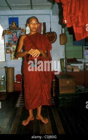 Ein buddhistischer Mönch in seinem Schlafsaal im Kha Khat Wain Kyaung Kloster in Bago (Pegu), Myanmar (Burma) Stockfoto