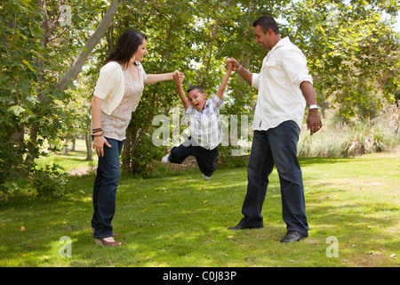 Hispanic Mann, Frau und Kind Spaß im Park. Stockfoto