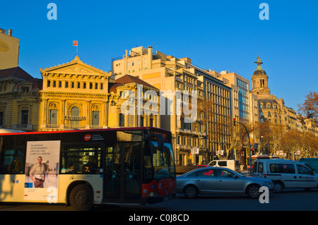 Verkehr vor Teatro De La Comedia Theater in der Gran Via de Les Corts Catalanes Straße Barcelona Catalunya Spanien Europa Stockfoto