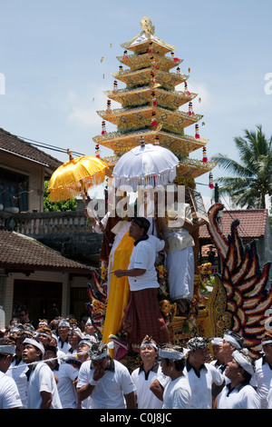 Feuerbestattung in Ubud, Bali, Indonesien. Feuerbestattungen sind Bestandteil der hinduistischen Balinesen Kultur und Traditionen. Stockfoto