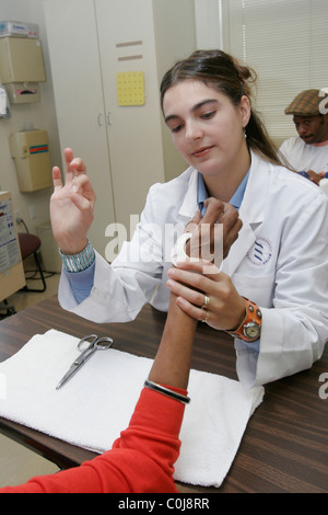 Physiotherapeut arbeitet mit einem Client eine Klinik in einem New Yorker Krankenhaus. Stockfoto
