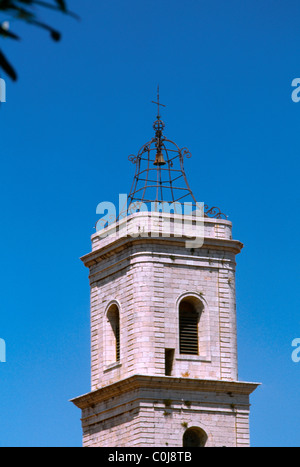 Saint-Jean-Baptiste Kirche Spire in Marseillan Frankreich Languedoc-Roussillon und überqueren Stockfoto