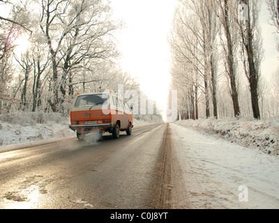 Alten Volkswagen Caravelle, auf einer Nebenstraße in der Nähe von Sibiu, Rumänien. Stockfoto