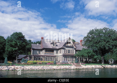 "PAINTED LADY" VIKTORIANISCHEN STIL ZUHAUSE AUF SEE VON MINNEAPOLIS, MINNESOTA. SOMMERNACHMITTAG. Stockfoto