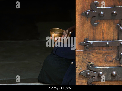 Alte Frau betteln um Geld durch die Kirchentür, Aix-En-Provence, Frankreich Stockfoto