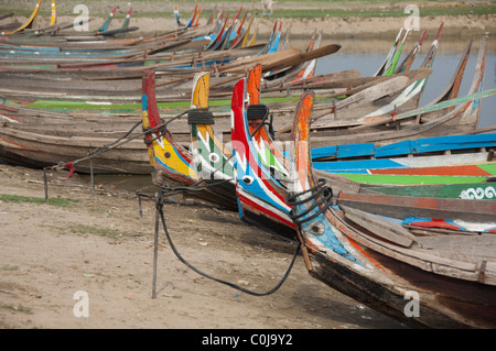 Myanmar (aka Burma), Mandalay, Amarapura. Blick auf Taungthaman-See von der historischen U Bein Brücke. Stockfoto