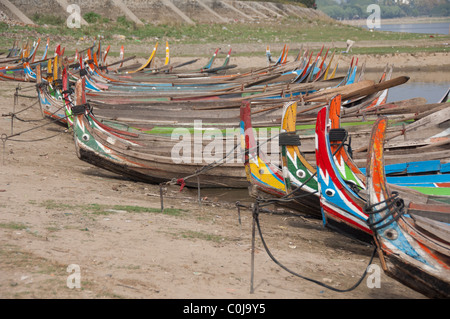 Myanmar (aka Burma), Mandalay, Amarapura. Blick auf Taungthaman-See von der historischen U Bein Brücke. Stockfoto