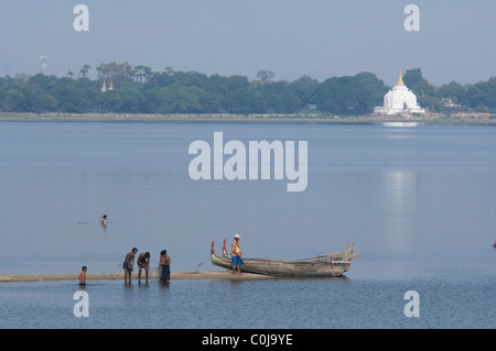 Myanmar (aka Burma), Mandalay, Amarapura. Blick auf Taungthaman-See von der historischen U Bein Brücke. Stockfoto