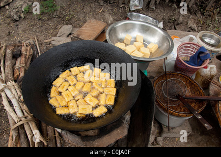 Myanmar (aka Burma), Mandalay, Amarapura. Am Straßenrand Tempura Anbieter. Stockfoto