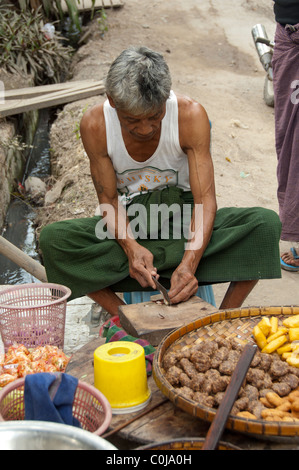 Myanmar (aka Burma), Mandalay, Amarapura. Am Straßenrand Tempura Anbieter. Stockfoto