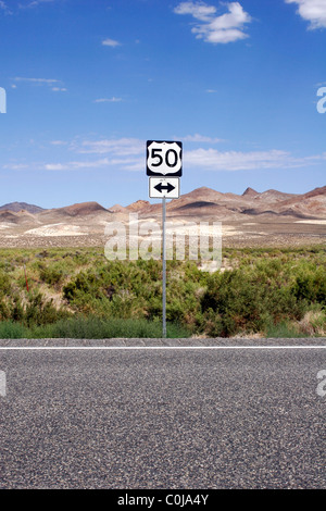 US 50 Wegweiser entlang der Loneliest Road in der Nähe von Westgate, Nevada. Stockfoto