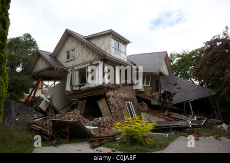 Eine beschädigte Gebäude steht am Rande des totalen Zusammenbruch im Bealey Street, Christchurch. Stockfoto