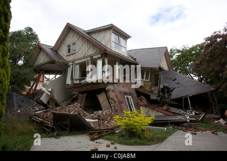 Eine beschädigte Gebäude steht am Rande des totalen Zusammenbruch im Bealey Street, Christchurch. Stockfoto