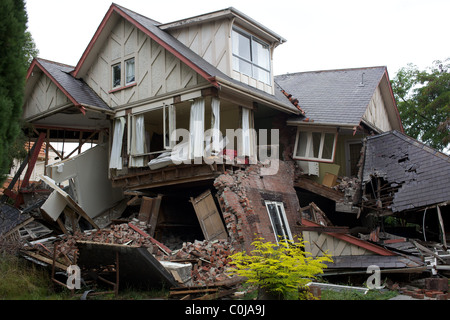 Eine beschädigte Gebäude steht am Rande des totalen Zusammenbruch im Bealey Street, Christchurch. Stockfoto